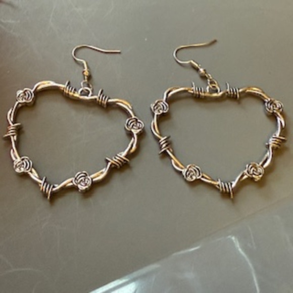 barbed wire heart earrings - Picture 1 of 3